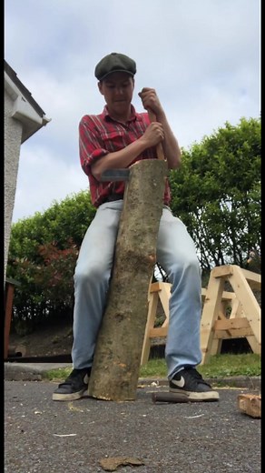 Rivving a trunk of ash into quarters with a froe #ireland #woodworking #woodwork #log #froe #rivving #traditional #antique #handtools