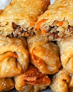 These homemade egg rolls are full of meat and veggies with a crispy golden outside 😍 YUM! | Recipes For Dinner