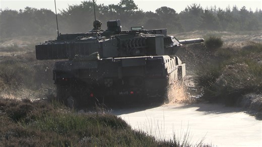 Leopard 2A7 - A good way to break the ice :-) | MilPics