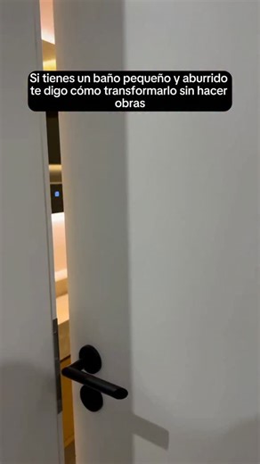 Decoración | Hogar on Instagram: "💡 Iluminación “hotel”: tira LED cálida (2700–3000K) escondida en el perímetro del techo y debajo del mueble flotante; el baño se ve más alto, más amplio y automáticamente más caro 🪞 Espejo XL retroiluminado: cambia el espejo por uno grande con luz trasera o añade un kit LED por detrás; elimina sombras duras y “borra” el límite de la pared 🧱 Pared efecto piedra sin obra: pintura para azulejos en greige/piedra (y junta del mismo tono) o microcemento de recubrim