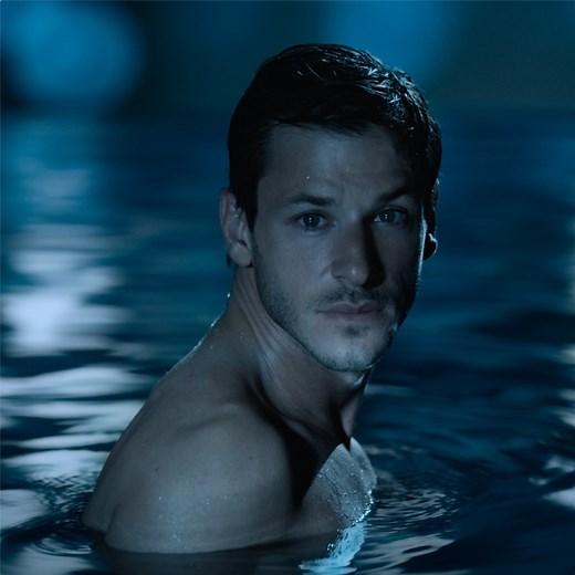 BLEU DE CHANEL Parfum. Une fraîcheur aromatique et boisée, illuminée par le bois de santal de Nouvelle-Calédonie. La fragrance d’un homme libre et déterminé. #BleuDeCHANEL #CHANELFragrance | CHANEL