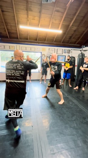 🇵🇭 Kali, a traditional Filipino martial art, is rich in techniques and principles. Double Weapon Training: Sinawalli focuses on using two sticks (or weapons) simultaneously, enhancing coordination and fluidity. Flowing Techniques: The art emphasizes continuous motion and flow, enabling practitioners to adapt to changing situations in combat. Footwork and Movement: Efficient footwork is crucial, allowing for quick positioning and evasion during encounters. Defense and Offense: It incorporates b