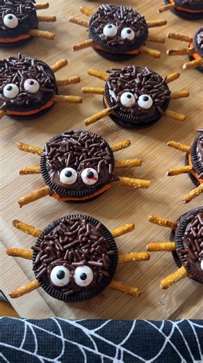 Spider Oreos 🕷️🕸️ The CUTEST treat that you just can’t mess up!!! Save this for a Halloween school treat idea or festive touches to your next party! 👻 Ingredients: ✨ Halloween Oreos (any Oreos) ✨Pretzel Sticks ✨Chocolate Chips ✨Brown or Black Sprinkles ✨Candy Eyes Directions: 1. Separate each oreo & break pretzel sticks in half to create legs. 2. In a small bowl melt chocolate chips in microwave 30 seconds at a time until fully melted. 3. Place pretzel halves on frosting side of cookie and co