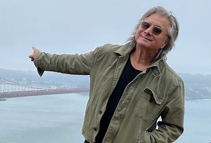 Former JOURNEY Singer STEVE PERRY Releases His First-Ever Holiday Original, 'Maybe This Year'