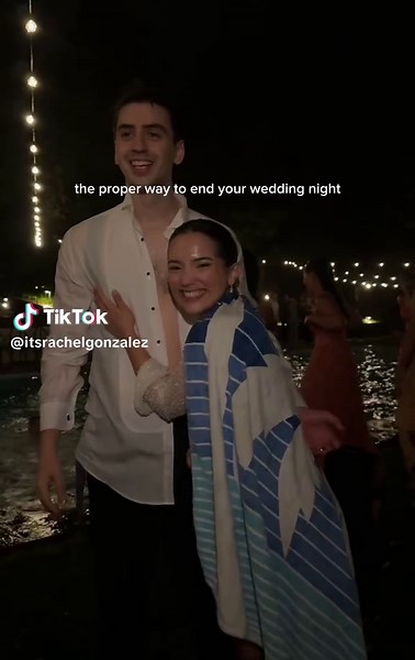 Diversión en la despedida de boda: ¡salto a la piscina!