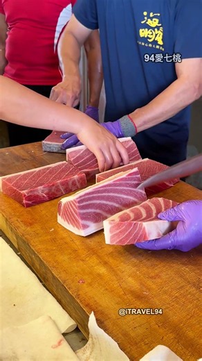 Fast flawless cuts make this premium otoro sashimi unforgettable#黑鮪魚 #tunacutting #reelsviral