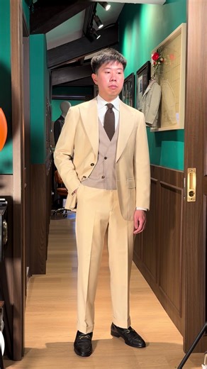 Key Details to Avoid Mistakes When Customizing a Suit Many people focus only on the color and fabric when customizing a suit. But the details below are what truly matter: • Shoulders should fit naturally — no bulging, no collapsing • The collar should sit close to the shirt with no gap • The back should be clean and fitted, avoiding wrinkles or looseness • Sleeves should show about 1–1.5 cm of the shirt cuff • Trousers should still feel comfortable when sitting A good custom suit is not just abo