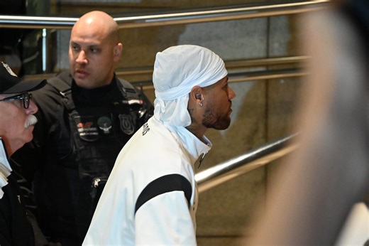 Neymar acena discretamente para os fãs em chegada ao hotel em Vitória; veja o vídeo - Folha Vitória