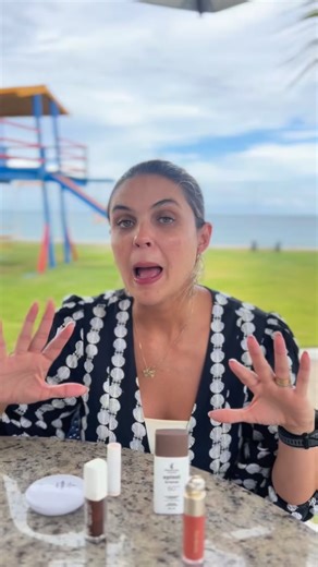 Lívia Vilela | Mamãe Dicas on Instagram: "Passo a passo da minha make de verão ☀️✨ Gravei pra vocês a minha make de todo dia pro verão, perfeita para os dias quentes: pele protegida, leve, iluminada e com aquele ar natural que a gente ama 💄🌴 Salva esse post pra testar depois e digita QUERO que te mando a lista completa dos produtos que eu uso👇💖"