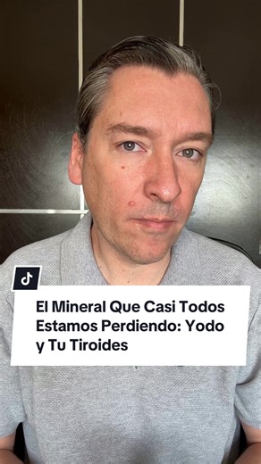 Hablamos sobre cómo la deficiencia de yodo, el problema nutricional más prevenible del planeta según la OMS, es la causa real detrás de síntomas como manos y pies fríos, dificultad para perder peso, cansancio, caída del cabello y brain fog. Explicamos cómo tu tiroides necesita yodo para funcionar correctamente y cómo el flúor interfiere con su absorción. Compartimos cinco alimentos ricos en yodo (algas marinas, pescados de mar, mariscos, sal orgánica yodada y agua filtrada) para recuperar tu ene