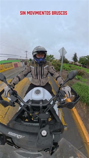 ¿Sabías que el error más común en moto no es la velocidad… es la falta de control? 🧠🏍️