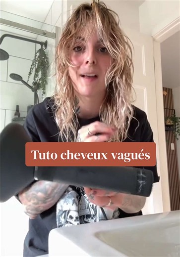 Petit tuto frisé naturel 🥰 Produits utilisés : tous dans EVO - mousse hydratante - crème bouclante total recoil - spray miss malleable #hairtutorial #haircare #hairdresser #wavyhair