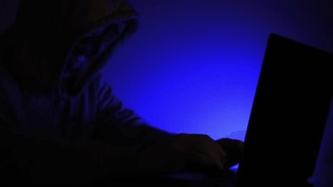 clip-4003911433-kakker-behind-laptop-dark-room