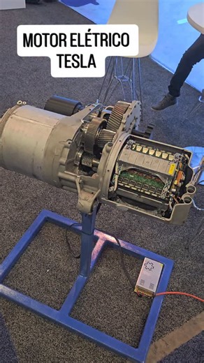 Everton Rodrigo Luchtenberg on Instagram: "Conjunto motriz Tesla Model 3 (primeiras gerações) Aqui dá pra ver bem como a Tesla integra tudo em um único conjunto, de um lado, o inversor. Do outro, o motor elétrico. E sim! Tem manutenção preventiva do fluido das engrenagens"