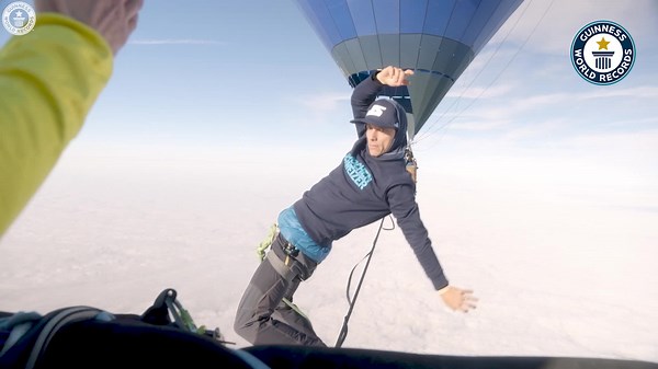 High altitude slackline record, walking between hot air balloons