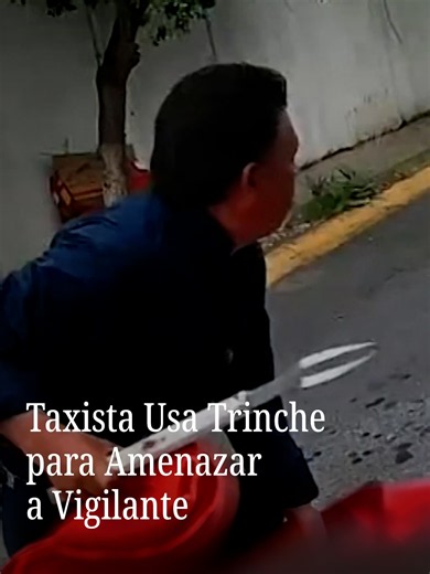Una cámara de seguridad captó el momento en que un conductor de taxi por aplicación amenazó con un trinche a un vigilante de un fraccionamiento en Guadalupe, Nuevo León. El conflicto inició por una discusión por el acceso al lugar. #noticiasnmás #nuevoleon #guadalupe #seguridad
