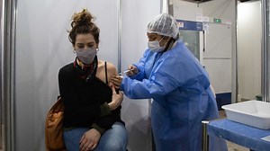 Vacunación adolescente y esquema completo: los ejes del plan del Gobierno para agosto