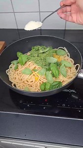 Spaghetti mit Pistazien-Rucola-Pesto: 500g Spaghetti (man rechnet aber eigentlich 75g pro Person, mach aber immer gleich mehr) 150g Pistazien ungeschält oder 80g geschält 100g Rucola 2 EL Olivenöl (oder nach Geschmack) Salz, Pfeffer 1 EL Pecorino gerieben, oder Parmesan Zum Anrichten: ein paar Blätter Basilikum Zitronenabrieb einer Bio-Zitrone 1 Schöpflöffel Nudelwasser Parmesankäse nach Belieben Als erstes das Pesto herstellen... Dazu die Hälfte des gewaschenen Rucolas in den Mixer geben. Pista