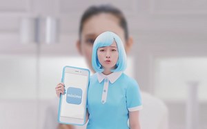 橋本環奈、身長60センチの青い妖精に 可愛い腰振りアクションも