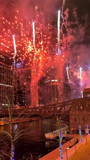 Chicago lights up the new year 🎆 happy 2025 🎉🎊✨ 📍Chicago Riverwalk, Wacker Drive 🇺🇸 ➡️ @tatiana.pesotskaya . . . . #reelsinstagram #chicago #downtown #chicagodowntown #chicagoarchitecture #chicagoblogger #happynewyear Chicago, travel Chicago, nightlife, winter in Chicago, new year celebrations in Chicago, fireworks, Wacker Drive, Trump Tower Chicago, London House Chicago, city lights | 𝑮𝒓𝒆𝒂𝒕 𝑨𝒎𝒆𝒓𝒊𝒄𝒂