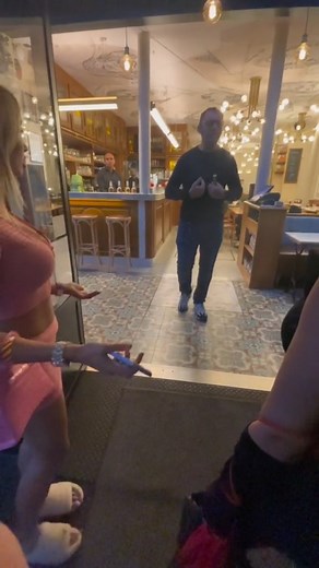 Les deux influenceuses se font recaler par un restaurant qui, par la suite, gagne des avis positifs et bien notés ! ⭐️ 🎥 Tootatis | Tiktok | Public