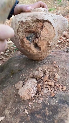 A surprising discovery: we found an ancient vase dating back hundreds of years in a small cave.?