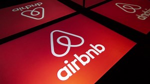 Haute-Savoie : une caméra cachée dans le réveil de leur Airbnb filmait la douche | TF1 Info