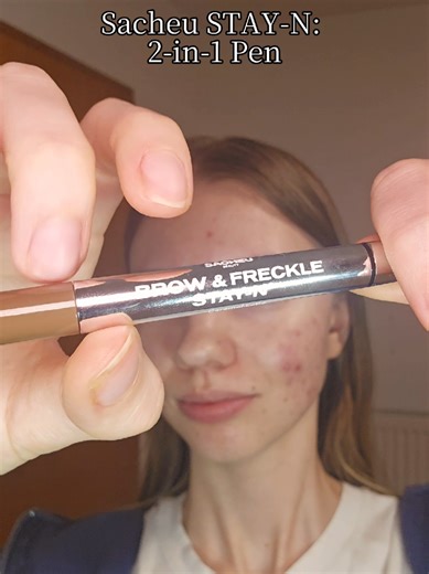 Brow & Freckle Goals erreicht! 🌟 Sacheu STAY-N Tinted Pen: 2-in-1 für fluffy Brauen faux Freckles. 360°-flexibel, all-day haltbar, skincare-infused mit Peptiden & Centella. Vegan & cruelty-free! Welche Farbe holst du? Shop im TikTok Shop #tiktokshop #Sacheu #FauxFreckles #BrowGel #StayN