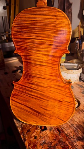 Del Gesù violin model, during the varnishing. First cost of colour varnish #italy #madeinitaly #violin #music #paganini #cremona #cello #instalike | Liuteria Stefano Trabucchi