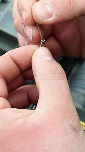 This set-up is simple but very effective when using PVA bags! 👌 Max Whitehall talks through his favourite PVA bag rig and how he ties it 💪 | Fox International