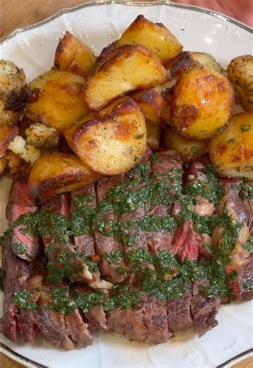 Steak et pommes de terre 😋🥩 #food #cooking #fyp #steak Ingrédients: Pour le steak: Faux-filet Sel Poivre Beurre Romarin Pour les pommes de terre: 1,5 kg de pommes de terre (type Maris Piper ou Yukon Gold) Bouillon de poulet (pour la cuisson) Sel de mer Romarin frais Thym frais Ail 250 g de graisse de canard Huile d’olive Pour le sel au romarin : Romarin frais Sel de mer Préchauffer le four à 200°C, chauffer la graisse de canard 10 min Ajouter les pommes de terre, enfourner 30 min Retourner, ar