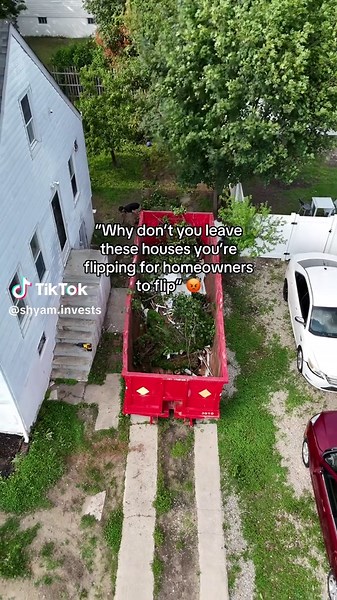Flipping houses is not for the weak👌🏽 especially ones that are falling apart. #realestateinvestor #realestatedeveloper #flippinghouses #fixandflip #realestatetips #realestatetiktok #investingforbeginners #investor #wholesalerealestate