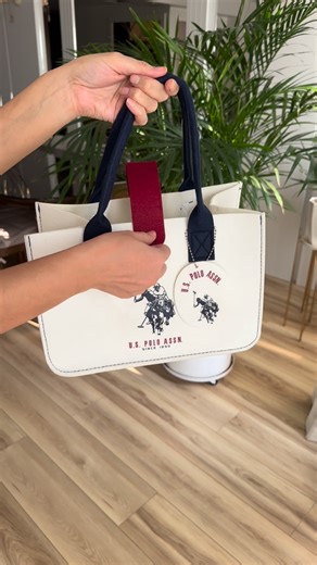 ‎گالري ساعت ماه|ساعت اصل|سوئيس ژاپن|از١٣٧٥ تا به امروز🫡‎ on Instagram‎: "⁨ ⁨ ⁨ ⁨ ⁨ ⁨ ⁨ ⁨ ⁨ ⁨ ⁨ميتونم بگم قشنگترين ساعت مربعي مينيمالمون همينه، از برند امريكايي پولو 🇺🇸 همه چيش واقعا شيكه ، از بندريزبافت ٢ رنگش تا اون صفحه ساده و زيباش،قيمت كه انتهاي ويدئو گفته شده، اما اگر ميخواي رنگبنديش رو ببيني كافيه كلمه "مينيمال" رو كامنت كني 🛑خريد راحت و سريع از سايت 👇🏻👇🏻 www.mahwatchgallery.com برند:يو اس پولو ‎🇺🇸اصالت برند:امريكا اندازه صفحه :١٨ ميليمتر ‎موتور:ژاپن ‎شيشه:كريستال ‎بند و قاب استي