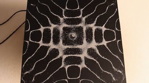 声音震动的频率是什么？把食盐撒在振动板上，神奇的现象发生了