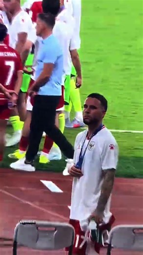 Disaat yang lain saling ngobrol usai laga selesai, tapi tatapan Calvin Verdonk... #timnasindonesia