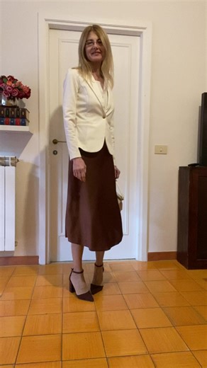 Ci sono giorni in cui eleganza è la consapevolezza di essere esattamente dove si è 🤎 There are days when elegance is the awareness of being exactly where you are ❣️ #elegance #over50 #mystyle #cinquantenne #skirt