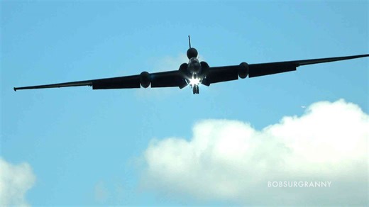 Watch the Lockheed U-2 spy plane pull off a perfect landing