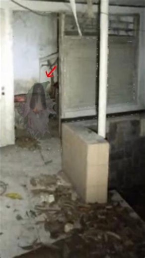 Hantu di rumah kosong