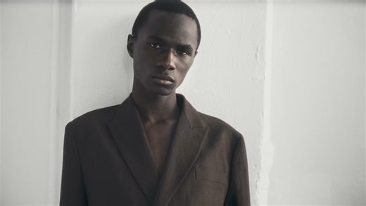 LIMITED EDITION SS24 | Descubre esta cuidada selección de prendas atemporales, con nuevos volúmenes y materiales premium. Disponible ya en tiendas seleccionadas y online: https://bit.ly/4cDQRH9 | Massimo Dutti