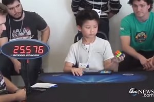 Faire un Rubik's cube en moins de 30 secondes et d'une seule main, c'est possible !
