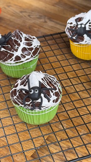 Halloween cupcakes 3 ways 🎃 See tips and tricks below, if you dare⁣ ⁣ ⁣Cupcake base for all 3 recipes ⁣ ⁣ 110g softened butter⁣ 110g golden caster sugar⁣ 2 large eggs⁣ 1/2 tsp vanilla extract⁣ 110g self-raising flour⁣ ⁣ 👻 Spooky Strawberry Ghosts 👻⁣ Punnet of strawberries⁣ Orange frosting⁣ Ready to roll icing⁣ Ready to roll black icing⁣ Cocktail sticks⁣ Icing sugar⁣ ⁣ 🕸️ Sweet & Sticky Spider Webs 🕸️⁣ Bag of marshmallows⁣ Chocolate frosting⁣ Ready to roll black icing⁣ ⁣ 😱 Mega-Tasty Monste