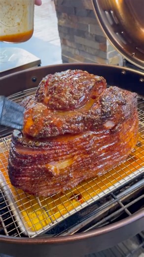 Any ham lovers out there? 🐖🙋‍♂️ Heated this bad boy to 325°F for 1.5 hours and basted it for 30 minutes! Full recipe in the comments below! #easter #ham #easterham #glaze #holiday #foodie #grilling | Recteq