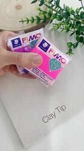 ⭐️ Clay tip: keeping polymer clay soft and fresh. This is a super simple tip but one that can save you from having to work with crumbly and dry clay. After using only part of a block of polymer clay, keep it in the original packaging (so it doesn’t stick to anything else) and store the opened blocks on resealable plastic bags removing all the air before closing it. The one I use on the Polymer Clay DIY Kit (the brown one on the video) is made of paper but with a plastic lining inside. You can al