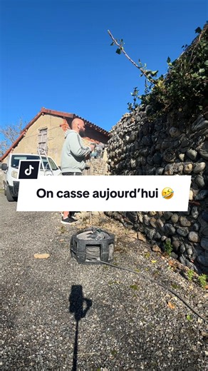 Agrandissement d’ouverture pour que le terrassier travaille à l’aise ✌️ #bricolage #demolition #974 #reunionnaisenmetropole🇷🇪🇫🇷