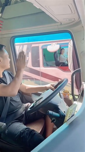 Nữ tài xế vui mừng khi vô tình gặp bạn hữu lái xe trên cao tốc #truckdriver #trucklife #automobile