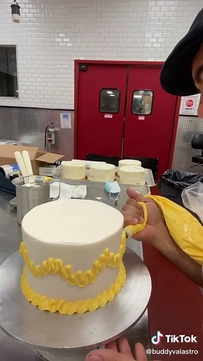 1 Minute Cake Decorating Tip - Learn from Buddy Valastro