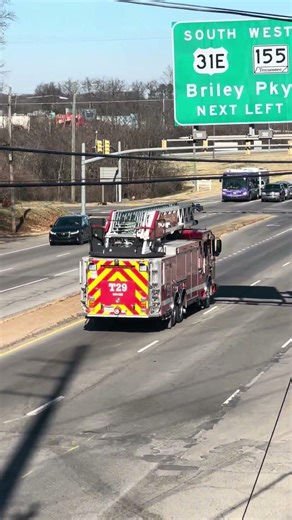 Nashville Fire Truck 29 responding to a MVA in Nashville Tennessee #firetruck