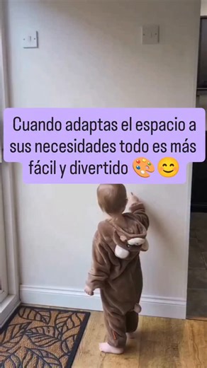 Guías de Desarrollo Infantil | Actividades para bebés y niños on Instagram: "🎨👶 Deja que pinte, explore y descubra, cada trazo, cada manchita, es parte de su aprendizaje y de su crecimiento. Adaptar el espacio a lo que necesita fomenta su independencia, creatividad y confianza. Puedes armar un rincón en una mesa adaptada a su altura también, y utilizar cajas que estén cubiertas con papel de colores para que sean los contenedores de los lápices/pinceles...etc😊 ✨ Beneficios de estas actividades