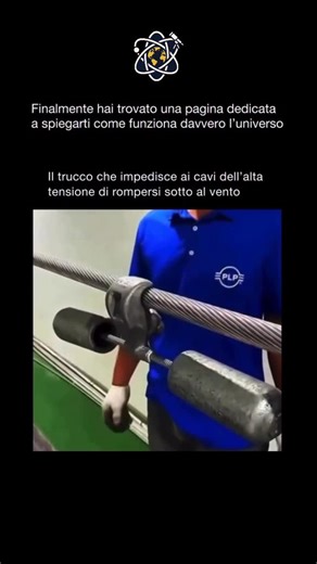 Scienza Media on Instagram: "Segui (noi) @scienza.media per scoprire la fisica nascosta ovunque. Quando il vento soffia, questi piccoli oggetti salvano letteralmente i cavi dell’alta tensione. I fili sospesi possono vibrare rapidamente a causa di un fenomeno chiamato vibrazione eolica: un movimento continuo che, nel tempo, indebolisce e può danneggiare il metallo. Per evitarlo, si usano i dampener, dispositivi con due pesi che oscillano fuori fase rispetto al cavo. In questo modo assorbono l’ene