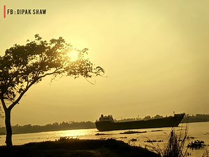 জীবনের স্রোতে, নৌকা যেমন চলে, আমরাও এগিয়ে চলি।🖤🤌 | Dipak Shaw